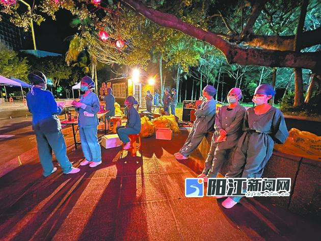 心疼！連續(xù)10個(gè)小時(shí)奮戰(zhàn)在防疫一線.jpg